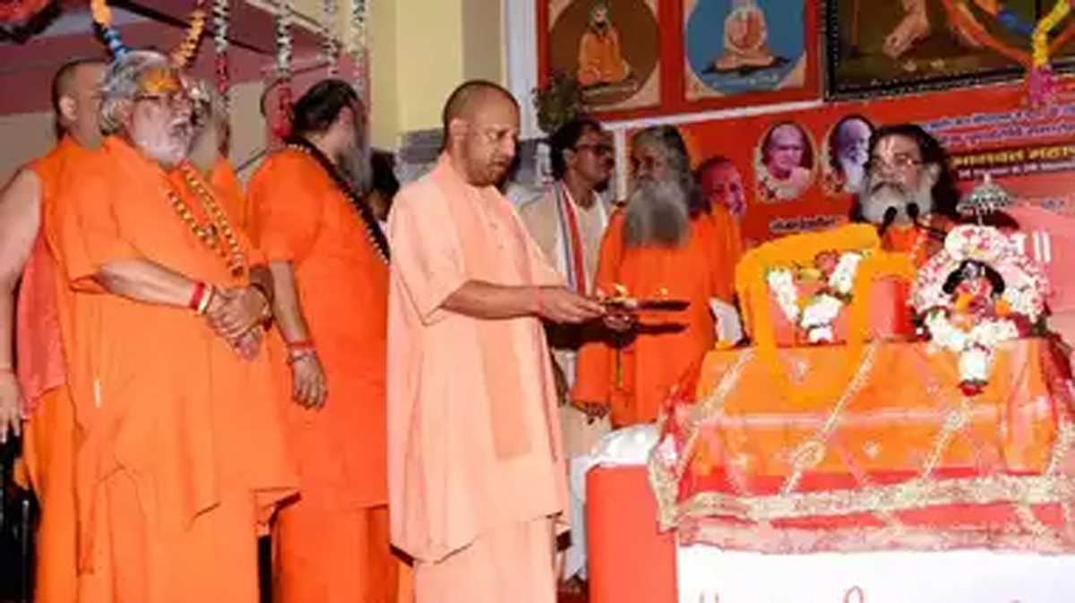 योगी आदित्यनाथ आने वाले समय में देश का नेतृत्व करें : संत रामानुजाचार्य